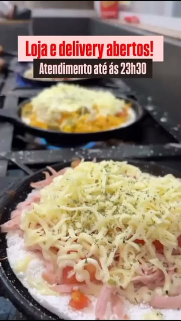 Tapioca salgada de carne seca com queijo na chapa